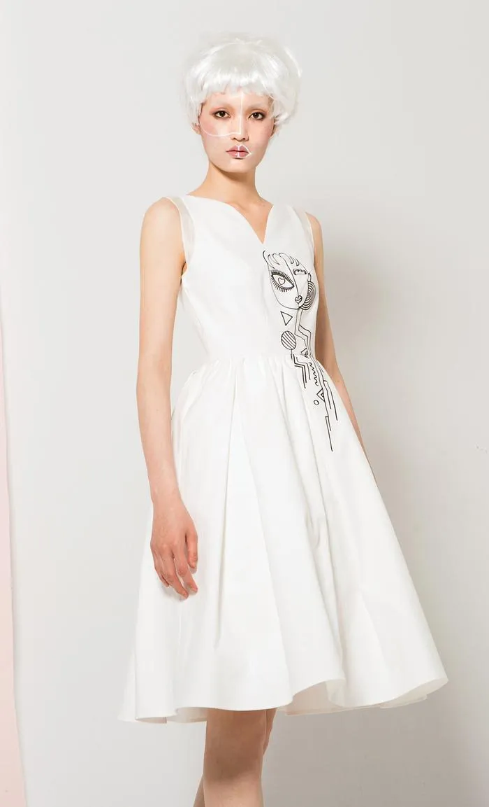 New heart-shaped collar silk embroidery sleeveless pleated full skirt white dress- Coale